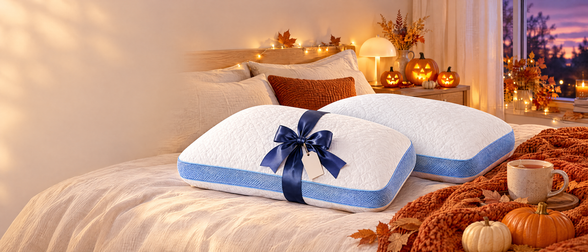 Wolkenkissen Air+ mit Geschenkschleife im gemütlichen Schlafzimmer mit Halloween-Kürbissen